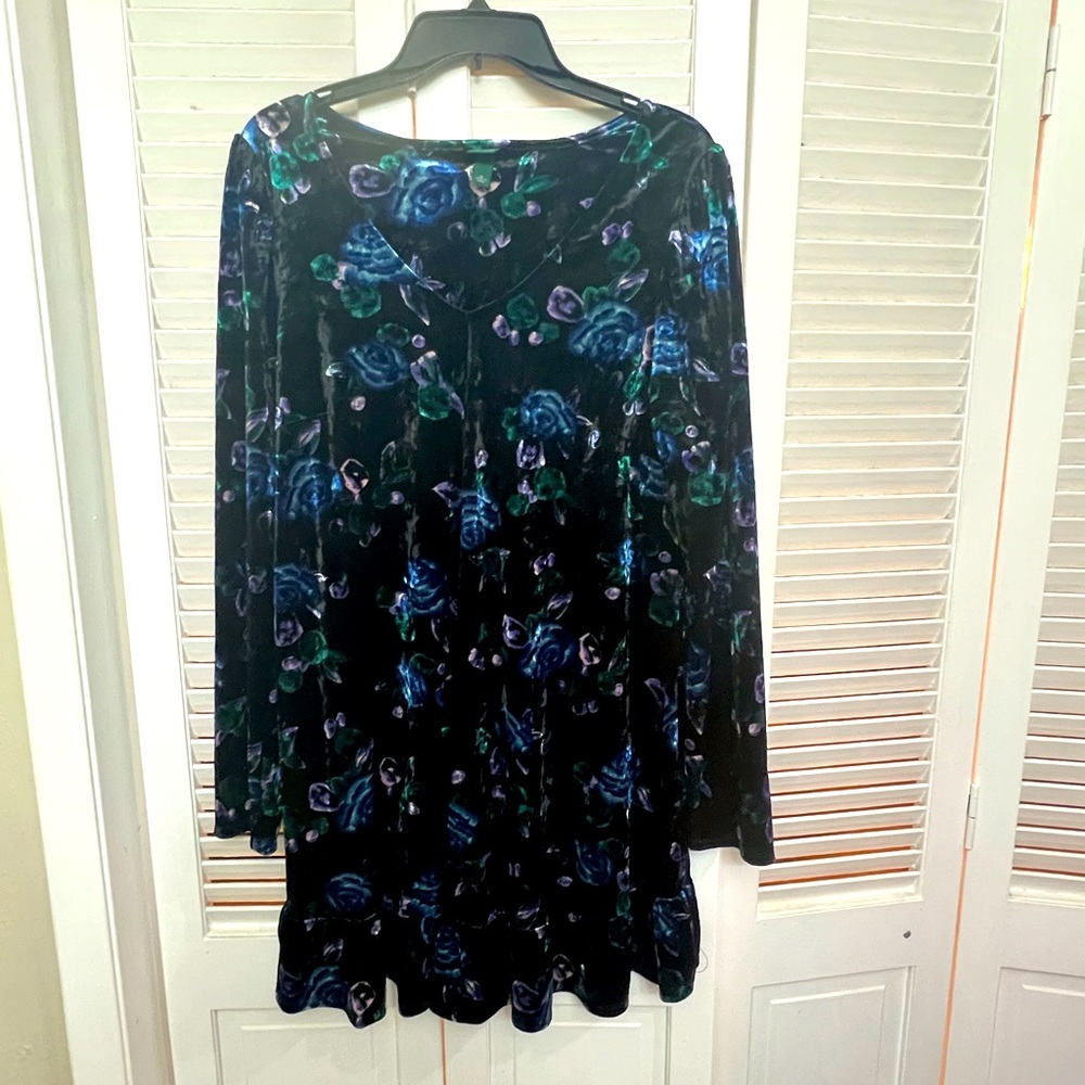 Women’s black crushed velvet floral dress